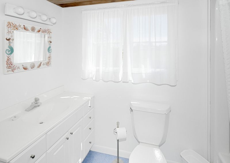 http://www.nantucketaccommodations.com/custimages/11_Alliance_Lane_bath1.jpg