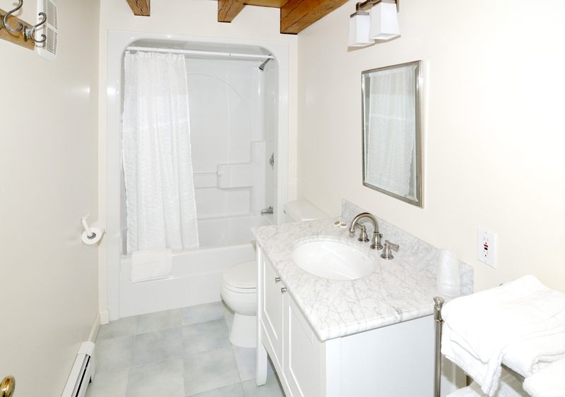 http://www.nantucketaccommodations.com/custimages/11_Alliance_Lane_bath2.jpg