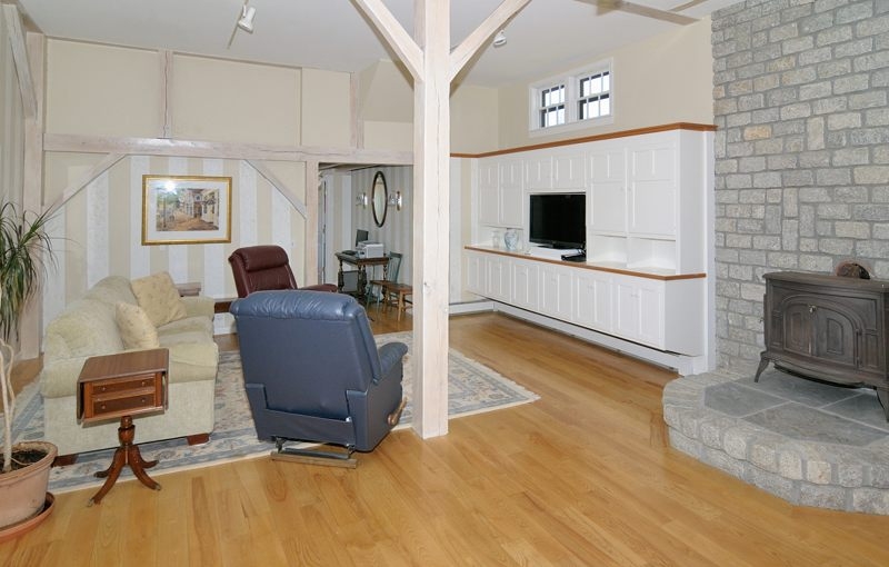 http://www.nantucketaccommodations.com/custimages/11_Alliance_Lane_familyroom.jpg