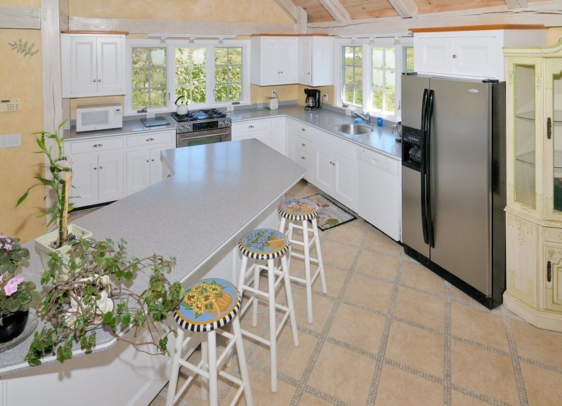 http://www.nantucketaccommodations.com/custimages/11_Alliance_Lane_kitchen.jpg