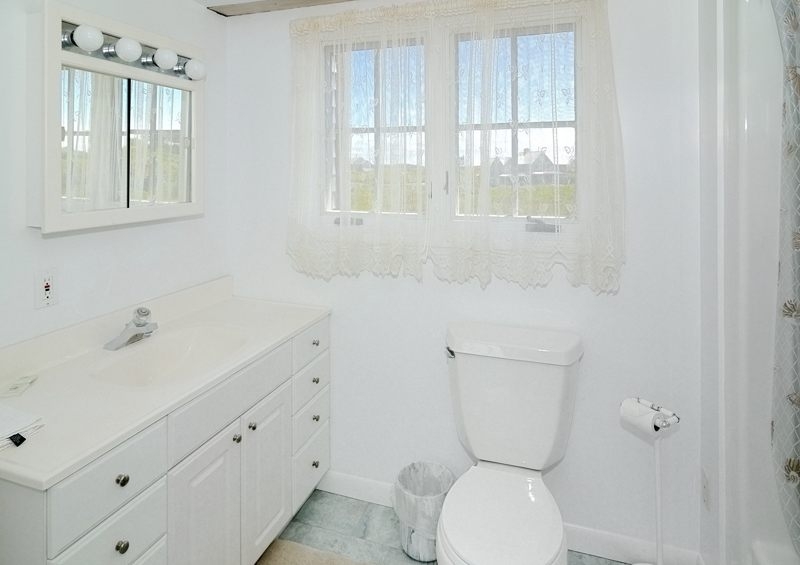 http://www.nantucketaccommodations.com/custimages/11_Alliance_Lane_masterbath.jpg