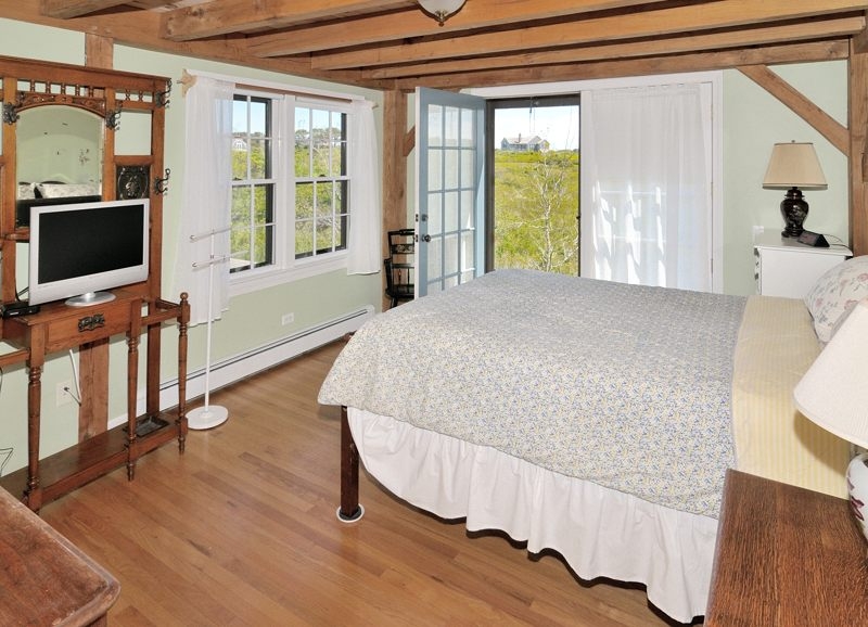 http://www.nantucketaccommodations.com/custimages/11_Alliance_Lane_queen2.jpg