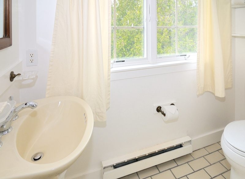 http://www.nantucketaccommodations.com/custimages/BPCY_A1_fullbath1.jpg