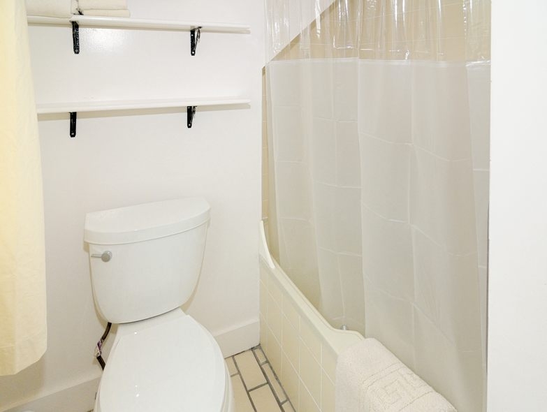 http://www.nantucketaccommodations.com/custimages/BPCY_A1_fullbath2.jpg