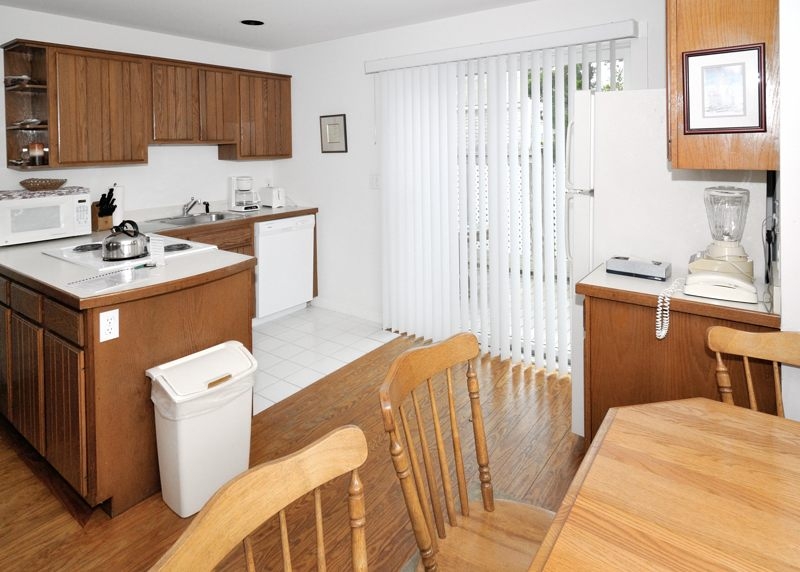 http://www.nantucketaccommodations.com/custimages/BPCY_A1_kitchen.jpg