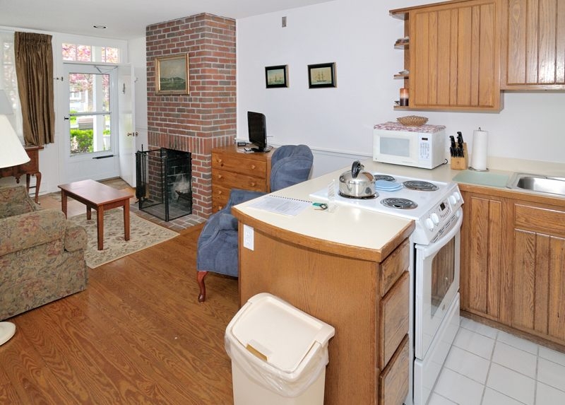 http://www.nantucketaccommodations.com/custimages/BPCY_A1_kitchentolr.jpg