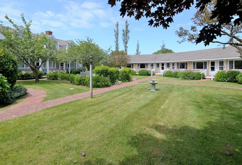http://www.nantucketaccommodations.com/custimages/BPCY_courtyard2.jpg