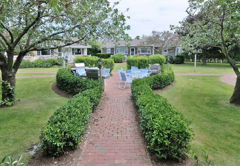 http://www.nantucketaccommodations.com/custimages/BPCY_courtyard3.jpg
