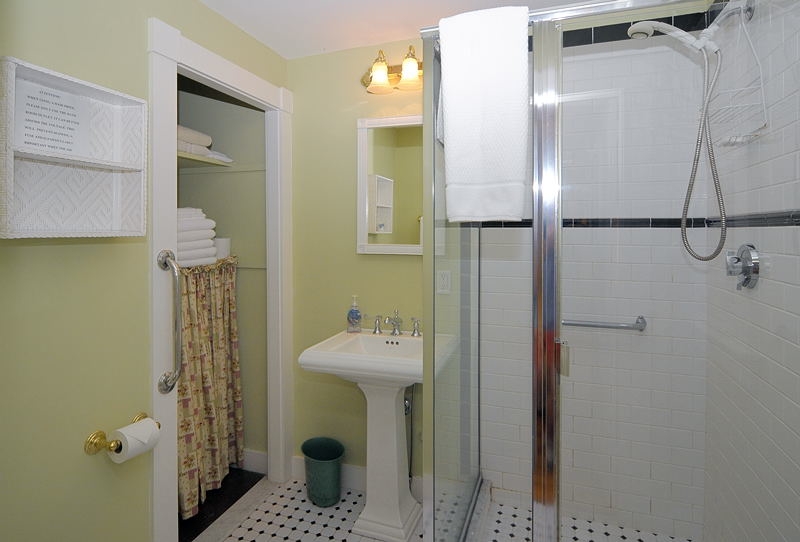 http://www.nantucketaccommodations.com/custimages/Union_Street_23_Bath.jpg