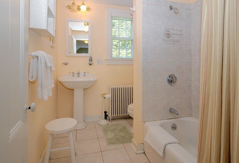 http://www.nantucketaccommodations.com/custimages/Union_Street_23_Bath_2.jpg