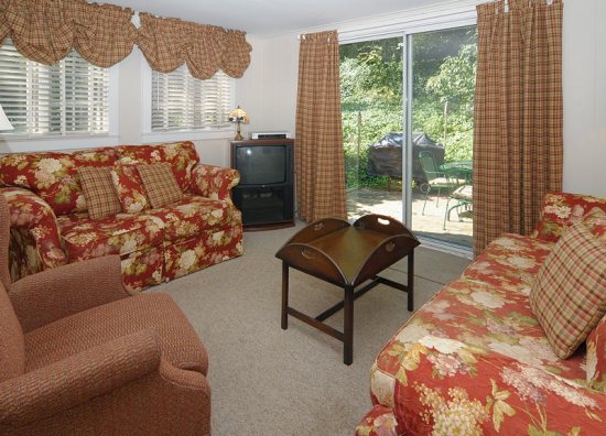 http://www.nantucketaccommodations.com/custimages/Union_Street_23_Den.jpg