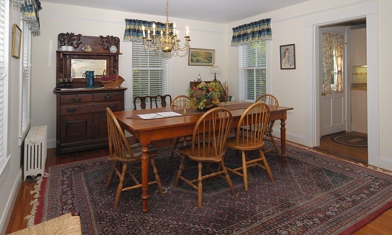 http://www.nantucketaccommodations.com/custimages/Union_Street_23_Dining.jpg