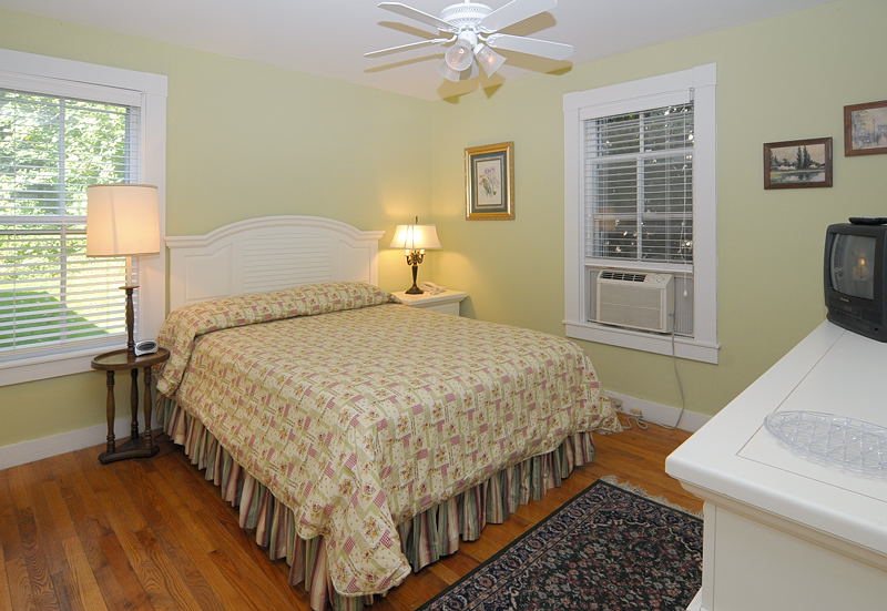 http://www.nantucketaccommodations.com/custimages/Union_Street_23_King.jpg