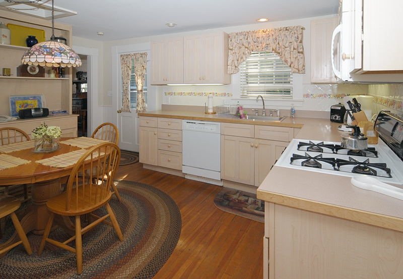 http://www.nantucketaccommodations.com/custimages/Union_Street_23_Kitchen.jpg
