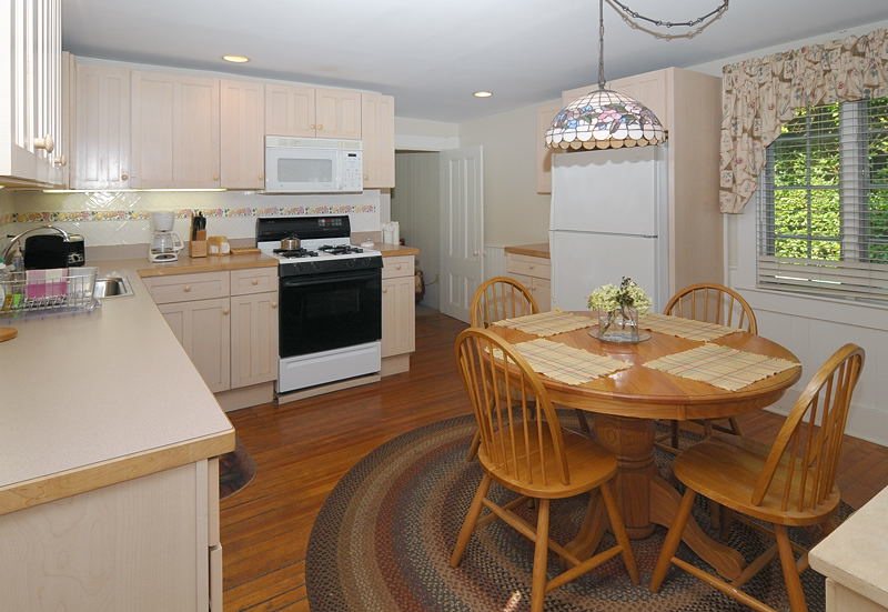 http://www.nantucketaccommodations.com/custimages/Union_Street_23_Kitchen_2.jpg