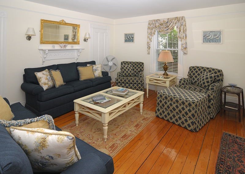 http://www.nantucketaccommodations.com/custimages/Union_Street_23_Living.jpg