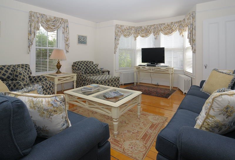 http://www.nantucketaccommodations.com/custimages/Union_Street_23_Living_2.jpg