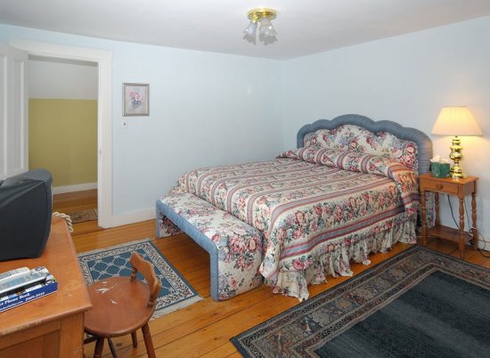 http://www.nantucketaccommodations.com/custimages/Union_Street_23_Queen.jpg