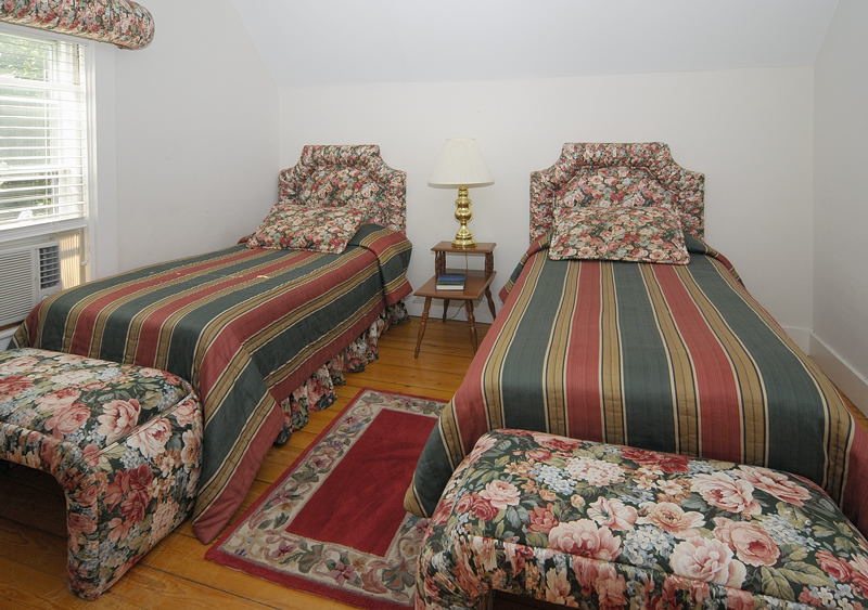 http://www.nantucketaccommodations.com/custimages/Union_Street_23_Twins.jpg