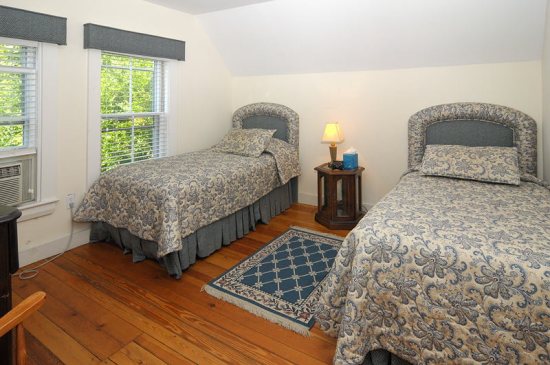 http://www.nantucketaccommodations.com/custimages/Union_Street_23_Twins_2.jpg